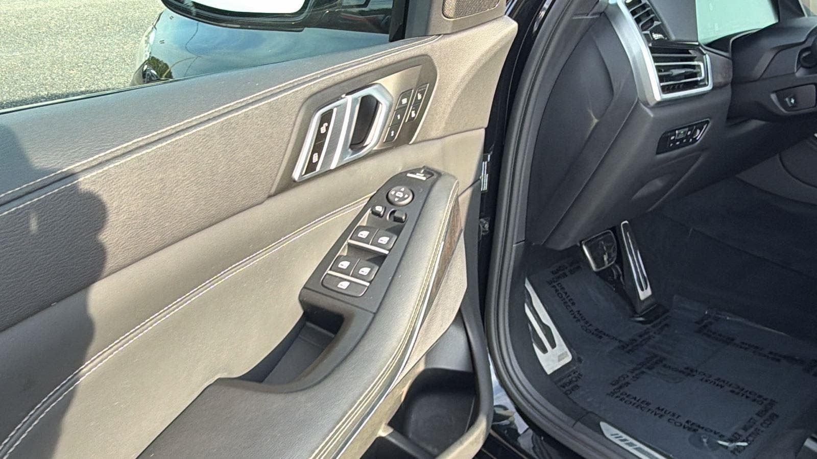 Used 2022 BMW X5 sDrive40i w/ M Sport Package RWD image 16