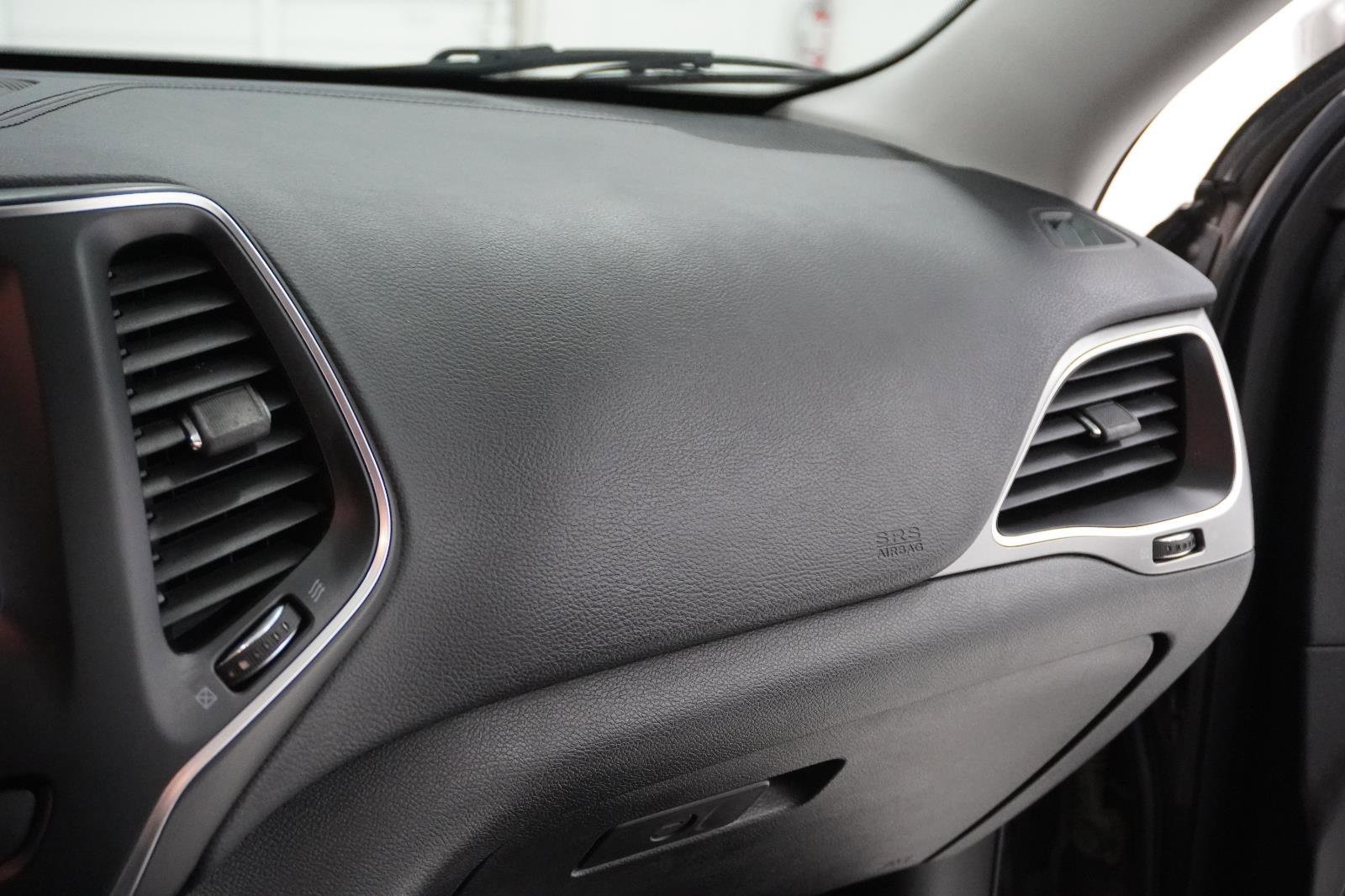 Used 2019 Jeep Cherokee Latitude w/ Popular Appearance Group image 31