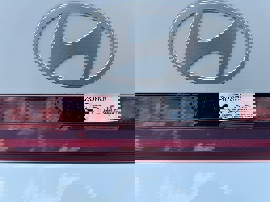 New 2025 Hyundai Elantra SEL image 11