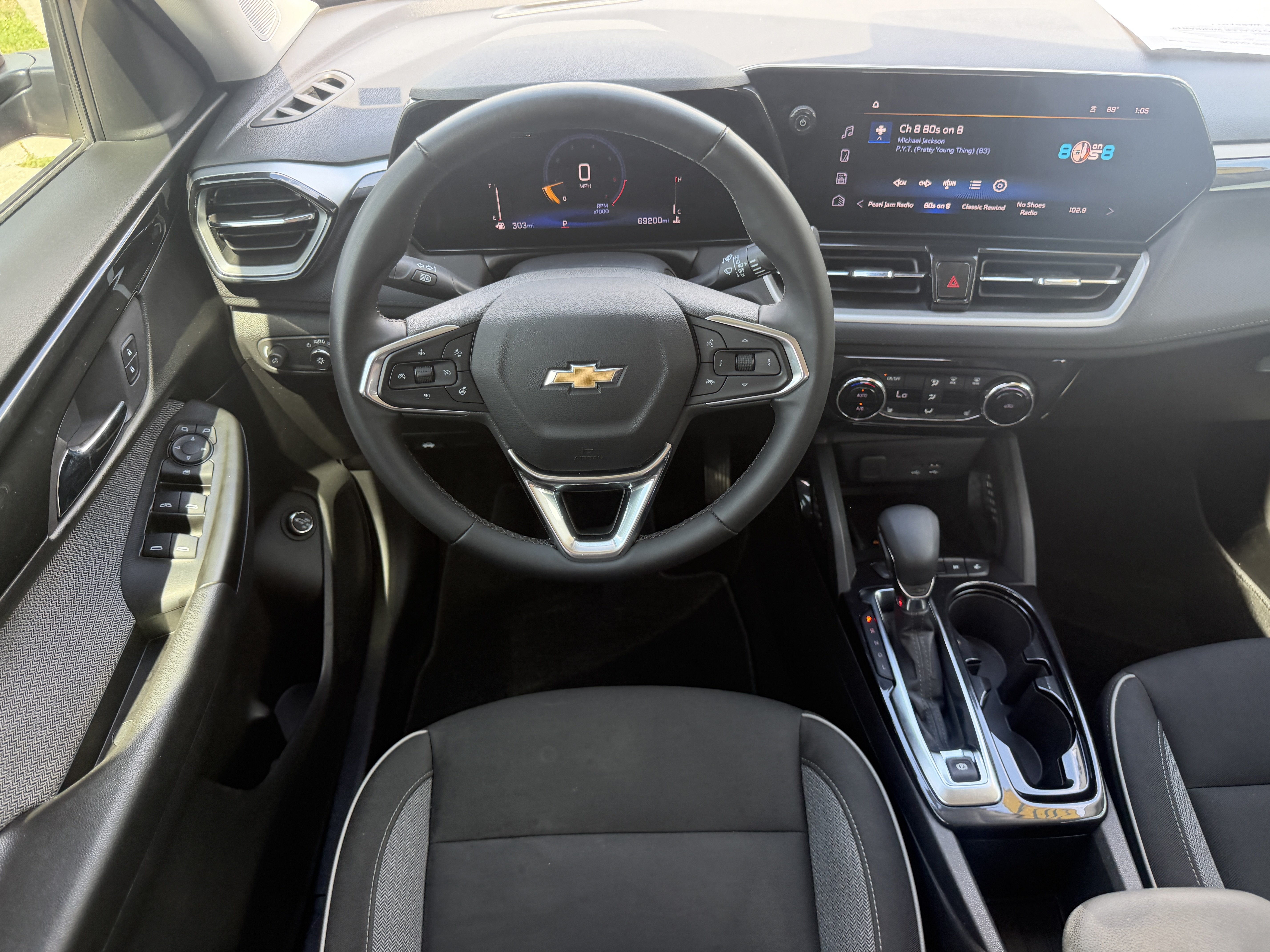 Used 2024 Chevrolet TrailBlazer LT w/ Convenience Package FWD image 11