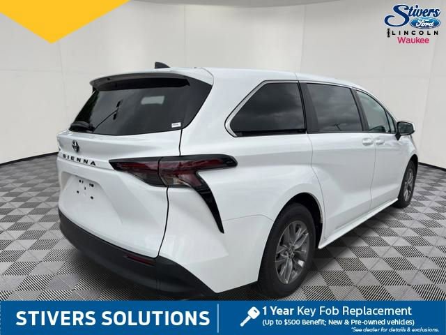 Used 2026 Toyota Sienna LE FWD image 6