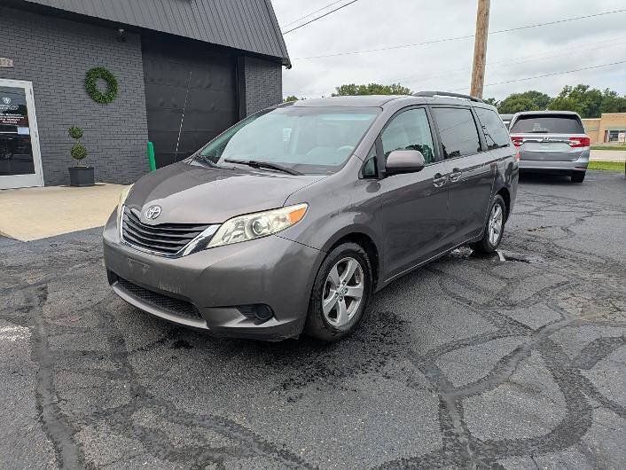 Used 2011 Toyota Sienna LE w/ Towing Pkg FWD image 2