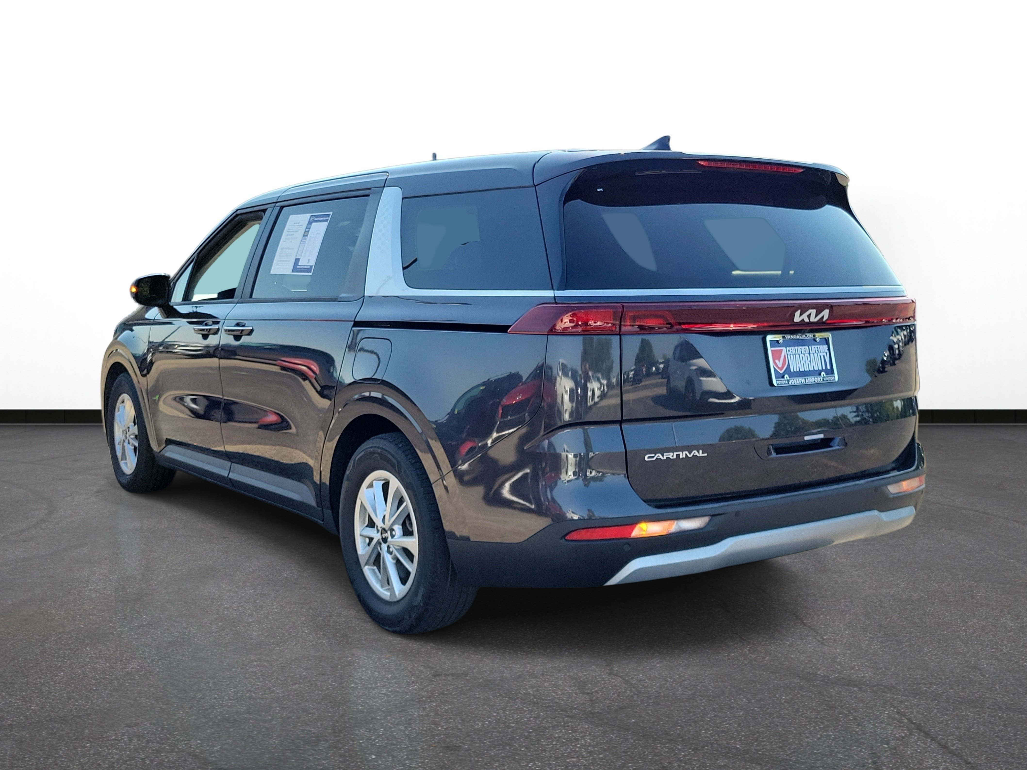 Used 2023 Kia Carnival LX FWD image 3
