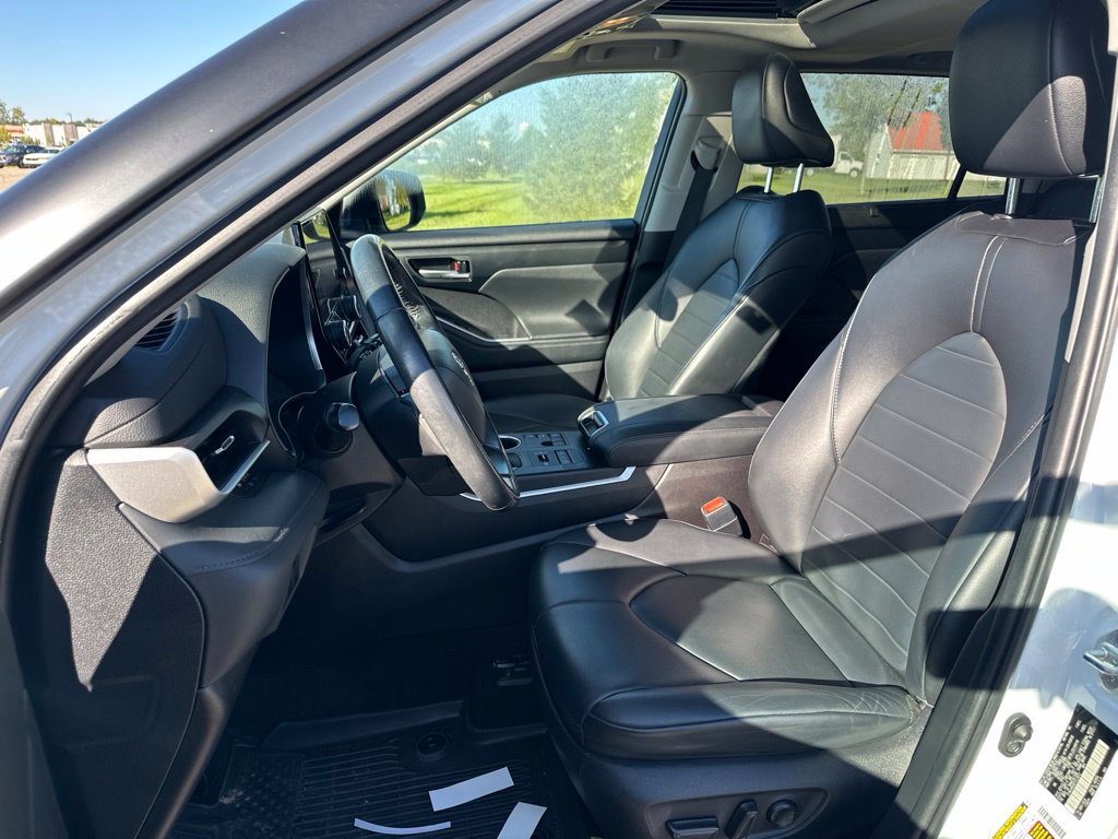 Used 2023 Toyota Highlander XLE AWD/4WD image 16