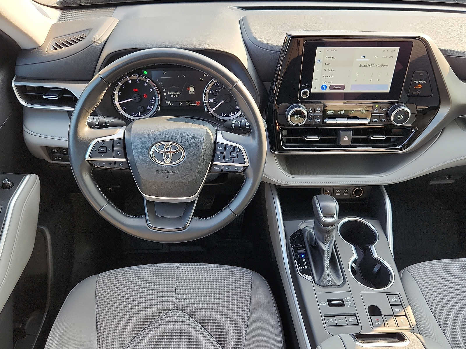 Used 2024 Toyota Highlander LE AWD/4WD image 11