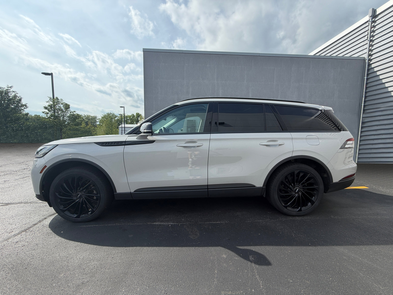 Used 2025 Lincoln Aviator Reserve w/ Equipment Group 201A AWD/4WD image 2