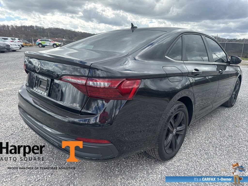 Used 2024 Volkswagen Jetta SE w/ Panoramic Sunroof Package image 5