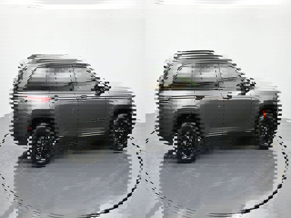 New 2025 Jeep Grand Cherokee Altitude image 32