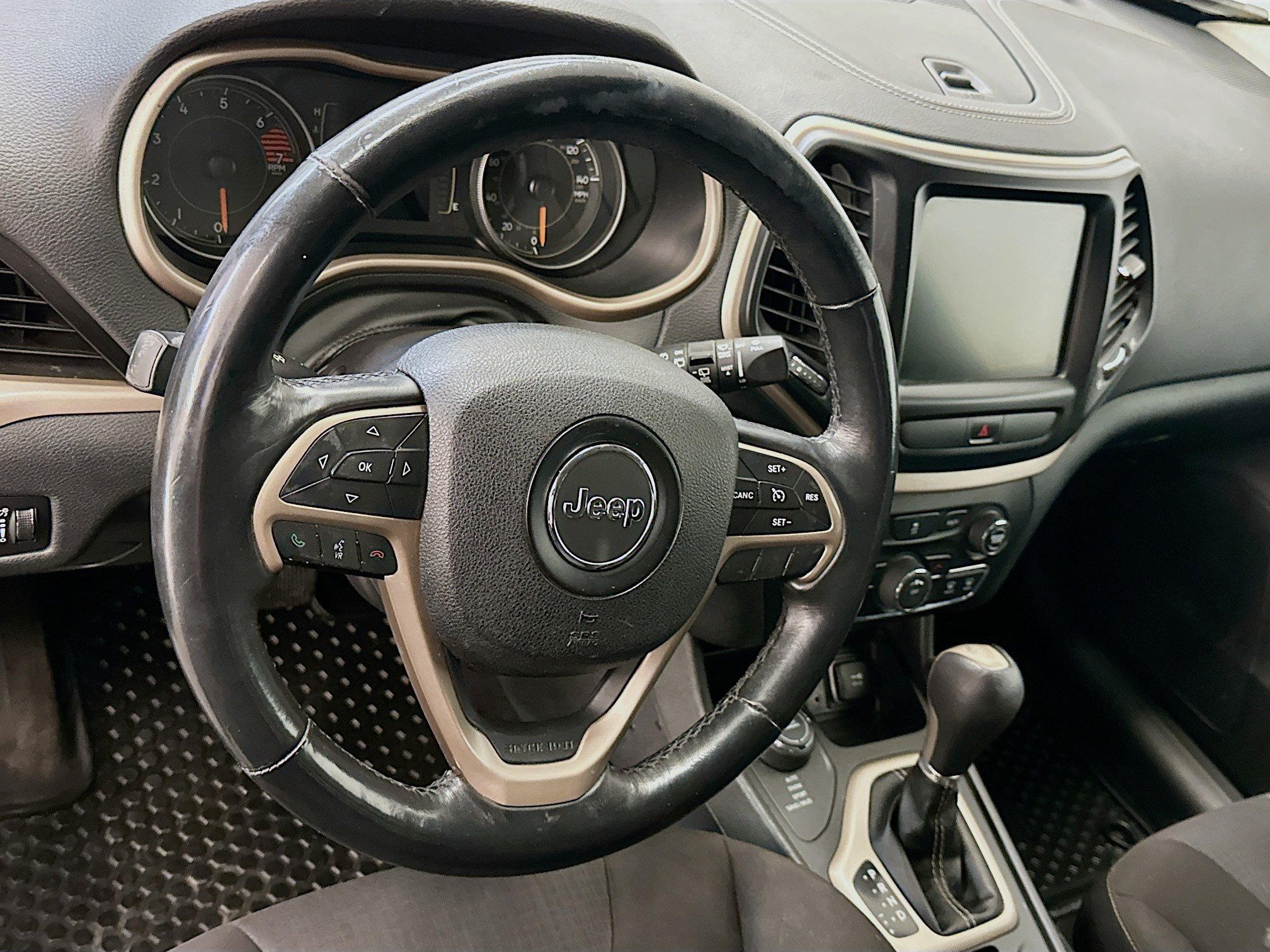Used 2016 Jeep Cherokee Latitude AWD/4WD image 18