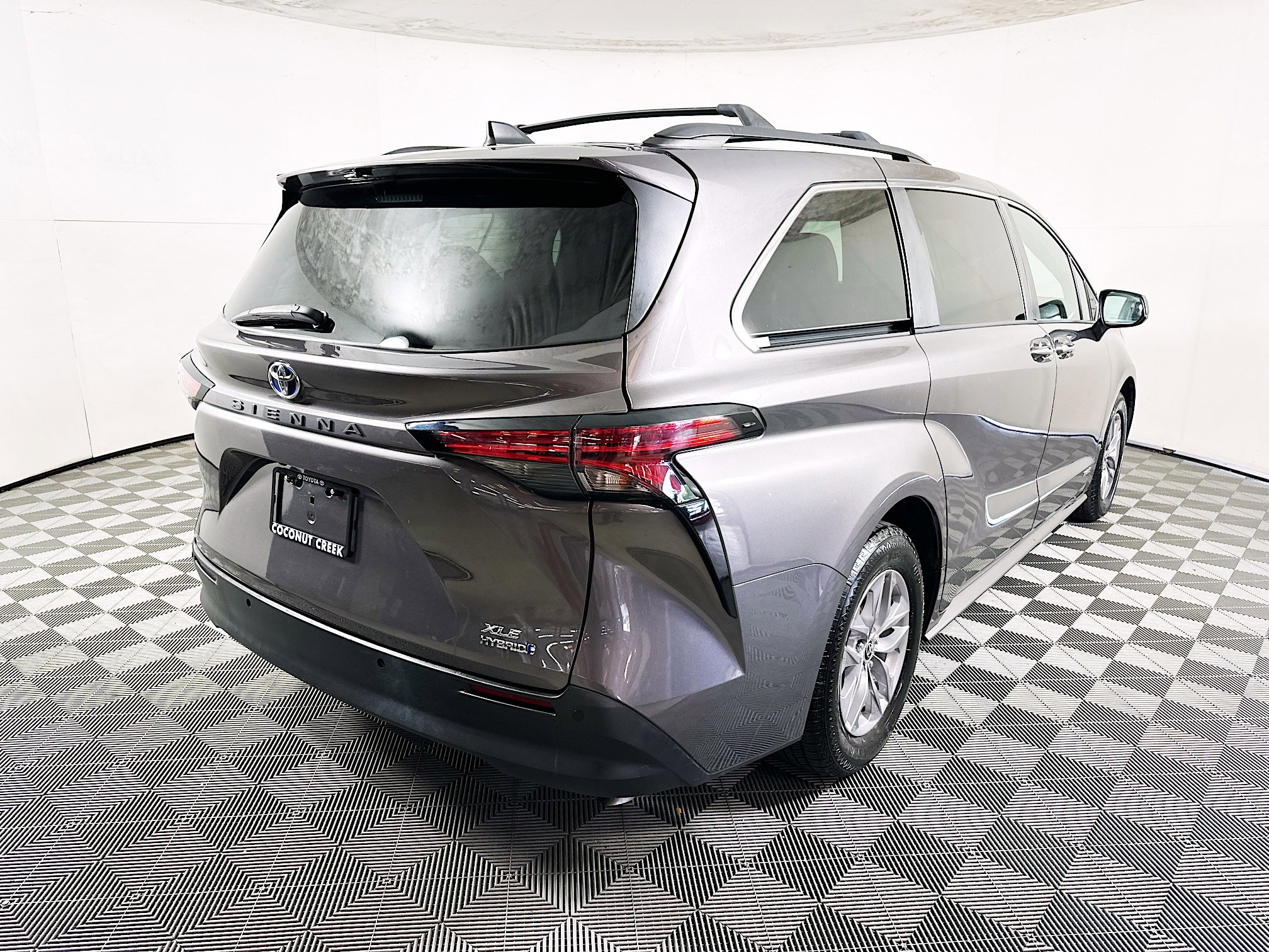 Used 2021 Toyota Sienna XLE image 3