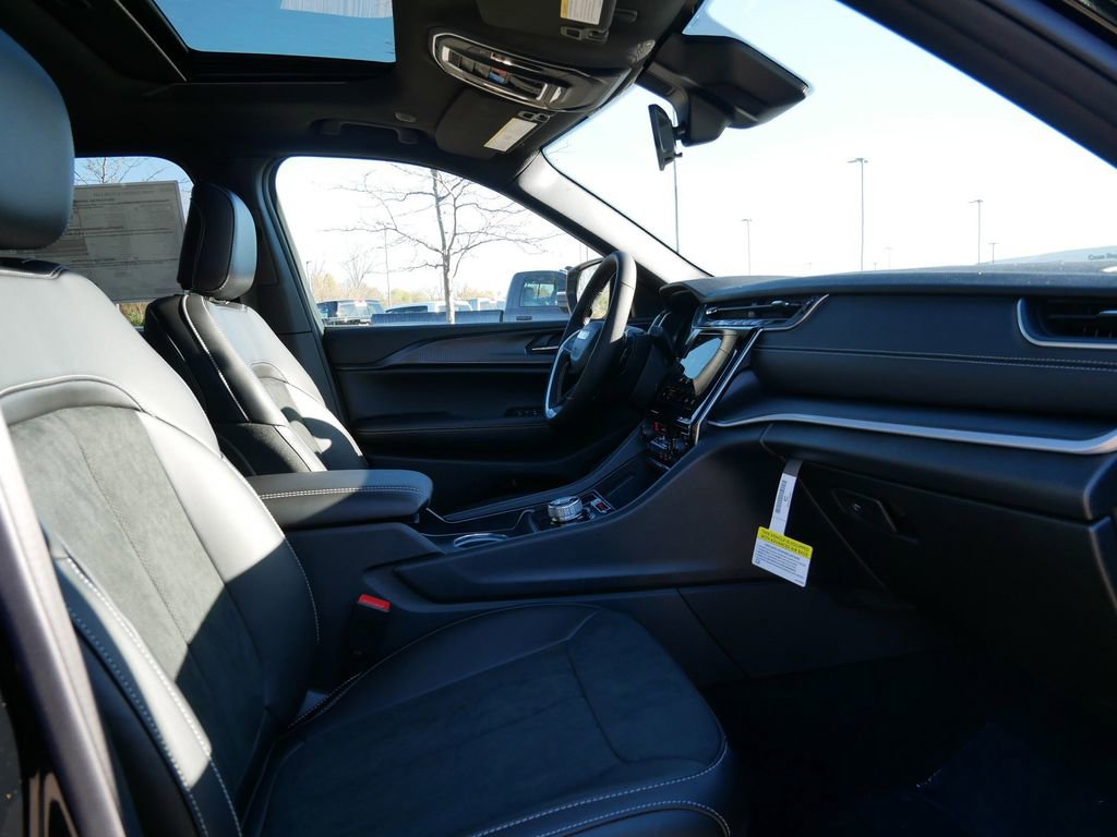 New 2025 Jeep Grand Cherokee Laredo image 21