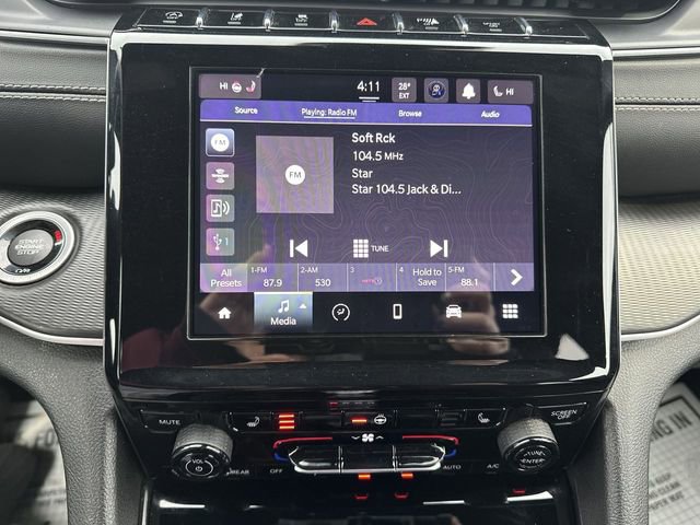 Used 2023 Jeep Grand Cherokee L Laredo image 13