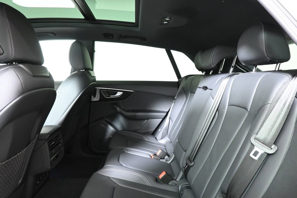 Used 2025 Audi Q8 Premium image 35