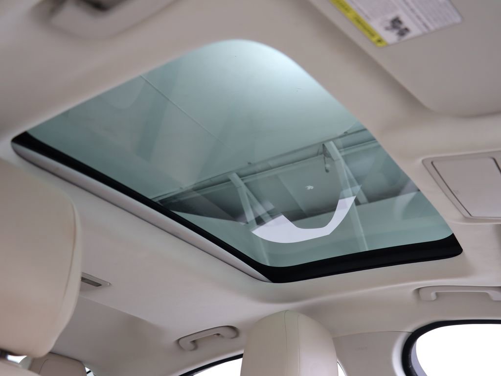 Used 2017 Jaguar XE Premium image 30