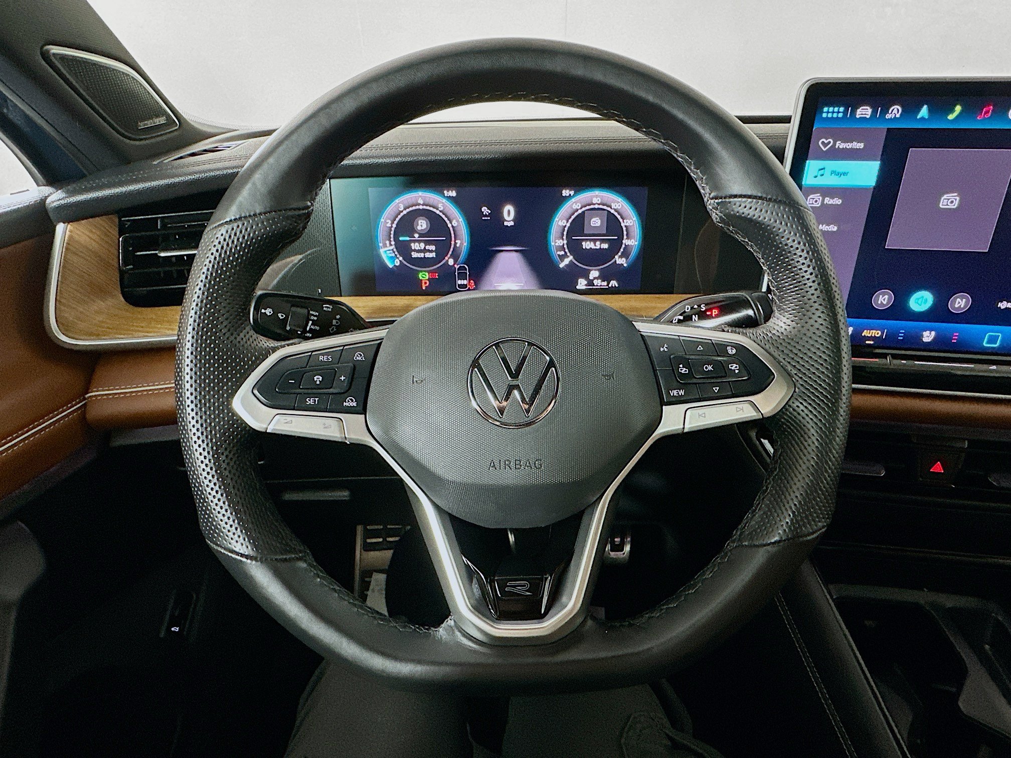 Certified 2025 Volkswagen Tiguan SEL R-Line AWD/4WD image 12