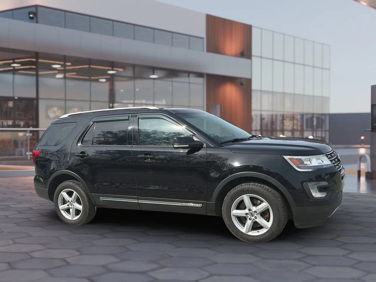 Used 2017 Ford Explorer XLT w/ Equipment Group 202A image 15