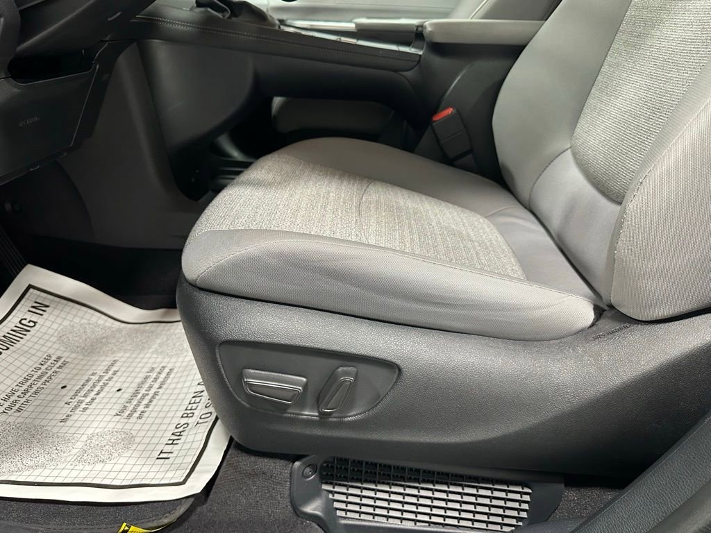 Used 2025 Toyota Sienna LE FWD image 12