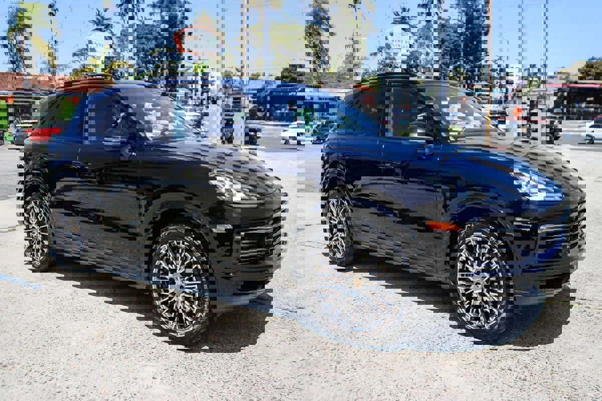 Used 2023 Porsche Cayenne Platinum Edition image 8