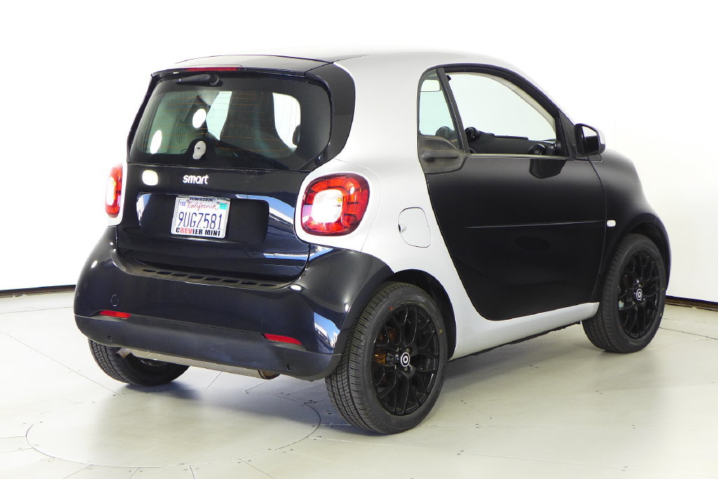 Used 2016 smart fortwo Proxy RWD image 6