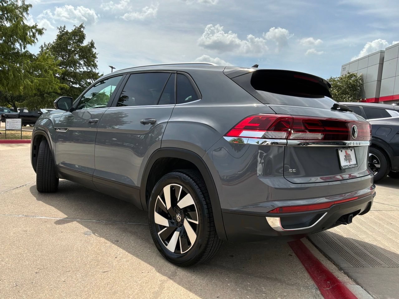 Used 2026 Volkswagen Atlas Cross Sport SE AWD/4WD image 8