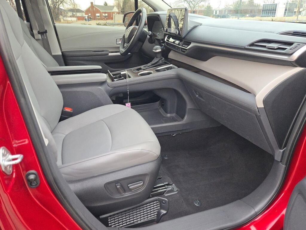 Used 2023 Toyota Sienna XLE image 7