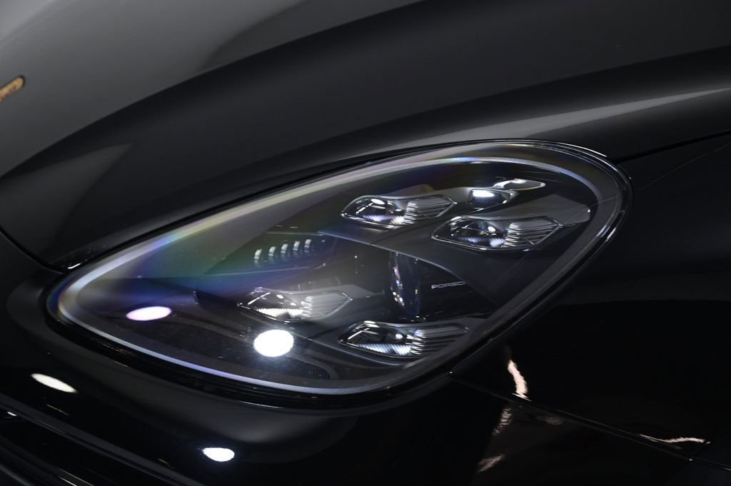 Certified 2022 Porsche Cayenne Turbo S AWD/4WD image 27