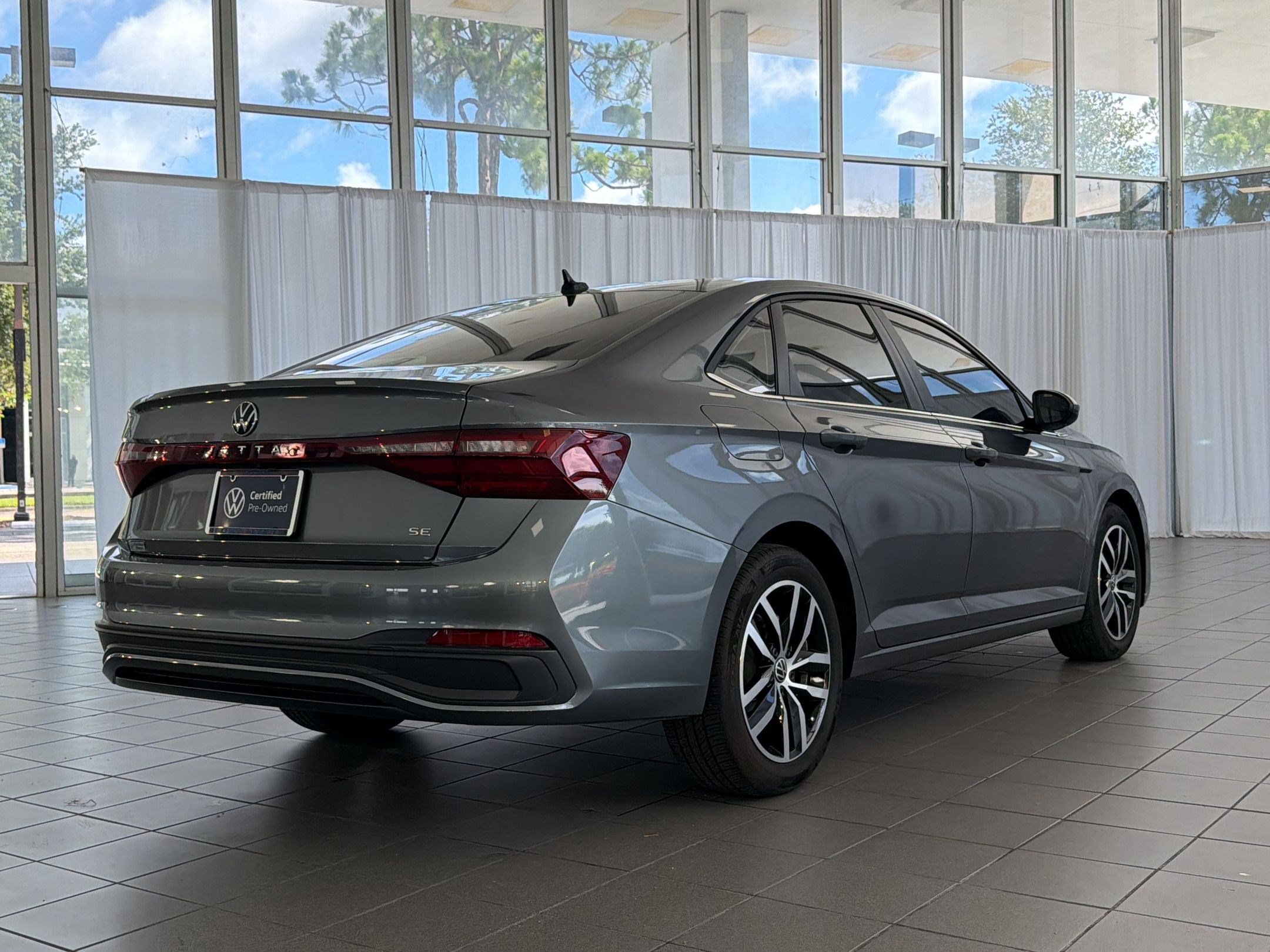 Used 2025 Volkswagen Jetta SE w/ Sunroof Package FWD image 9