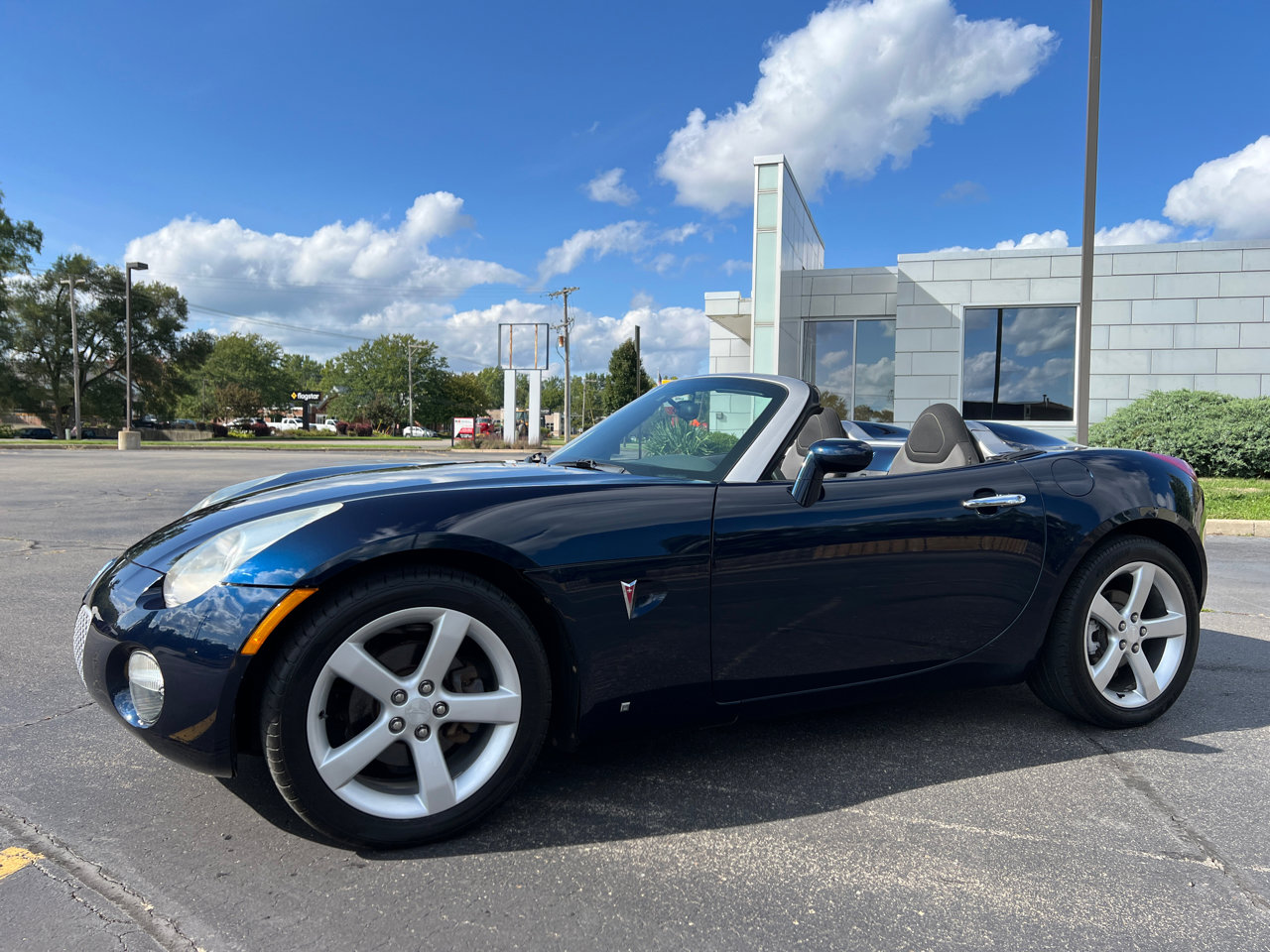 Used 2006 Pontiac Solstice Roadster w/ Power Package image 2