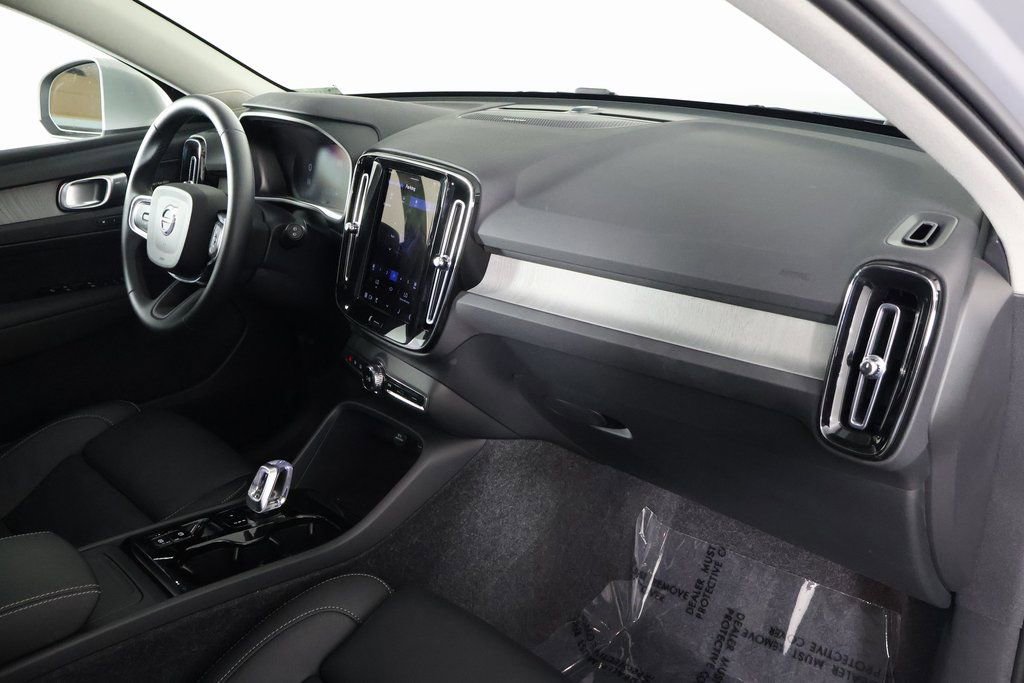 Used 2025 Volvo XC40 B5 Ultra w/ Climate Package image 9