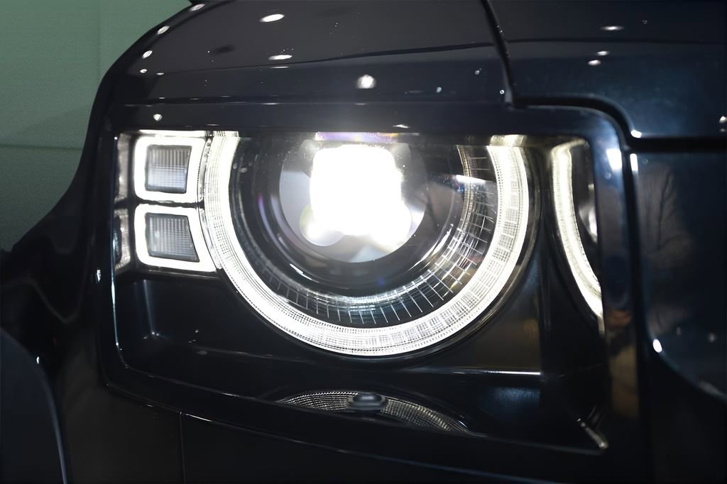 Used 2023 Land Rover Defender 110 X-Dynamic SE image 19