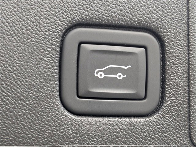 Used 2023 GMC Terrain SLE w/ Driver Convenience Package image 13