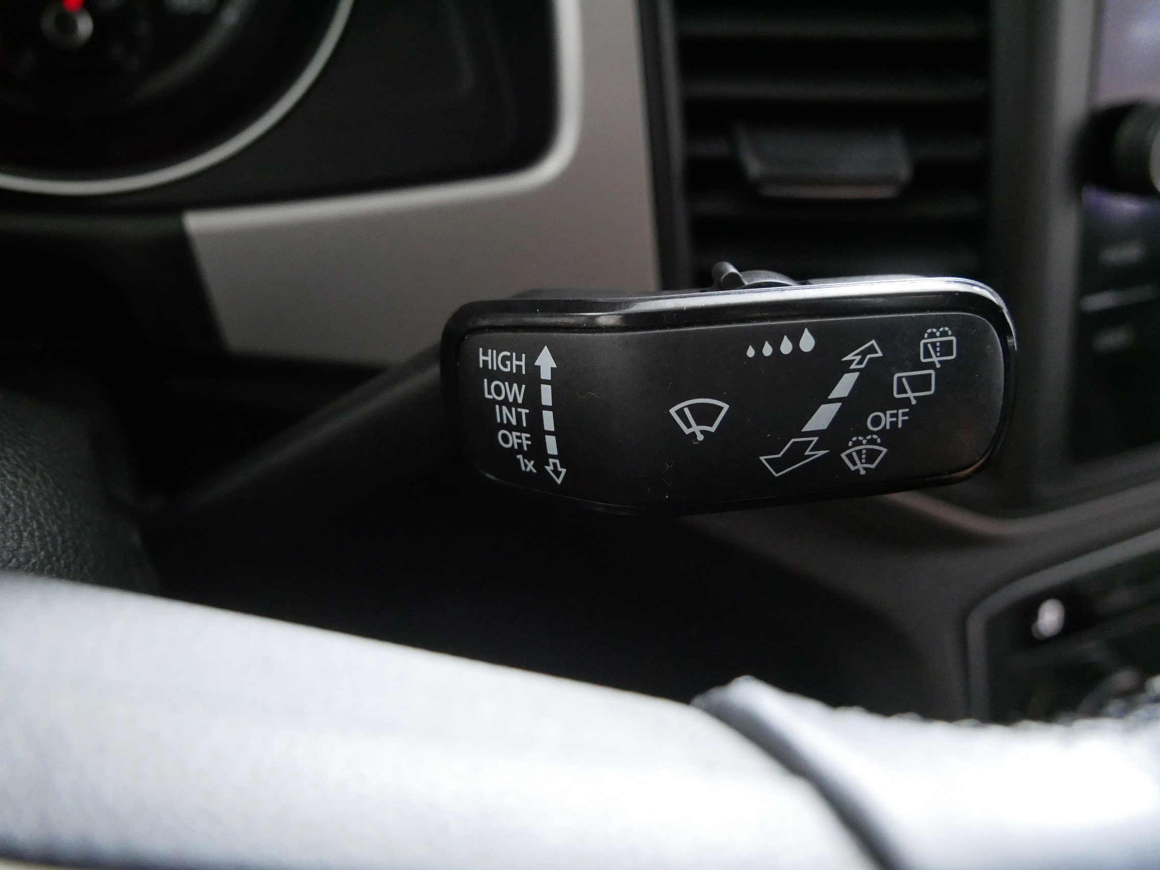 Certified 2020 Volkswagen Atlas Cross Sport SE image 32