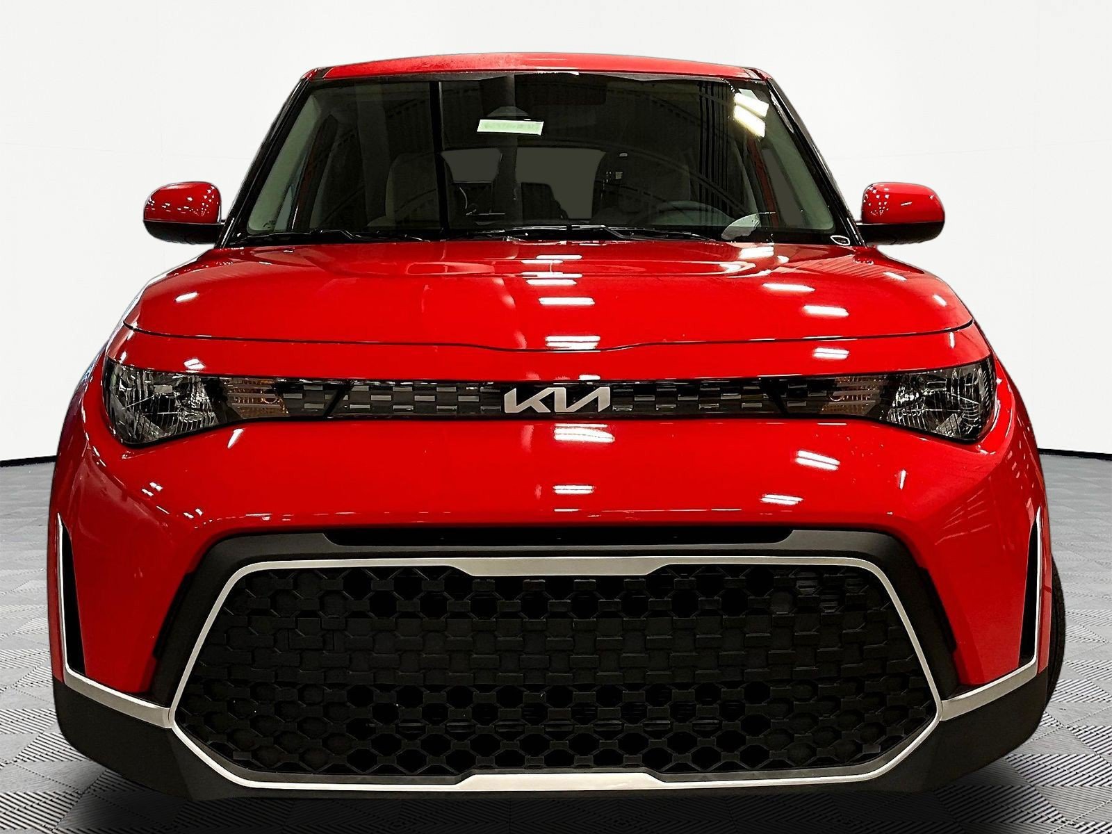 Used 2025 Kia Soul LX FWD image 2