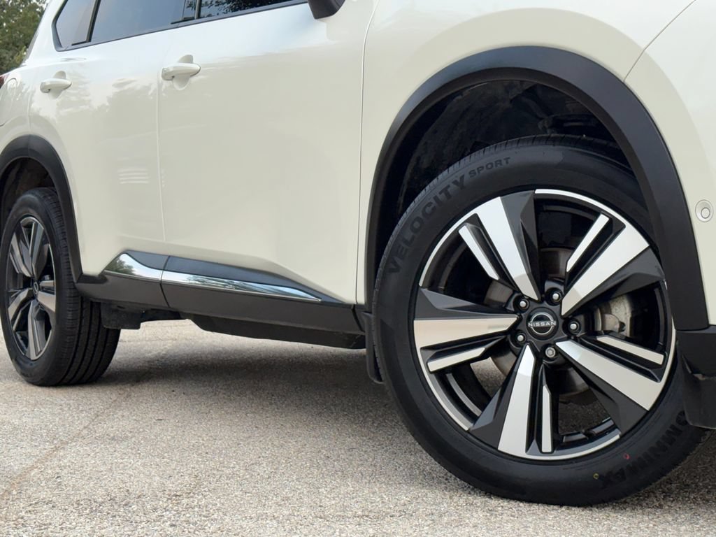Certified 2023 Nissan Rogue Platinum FWD image 2
