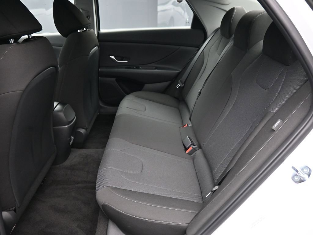 Certified 2025 Hyundai Elantra SE image 20
