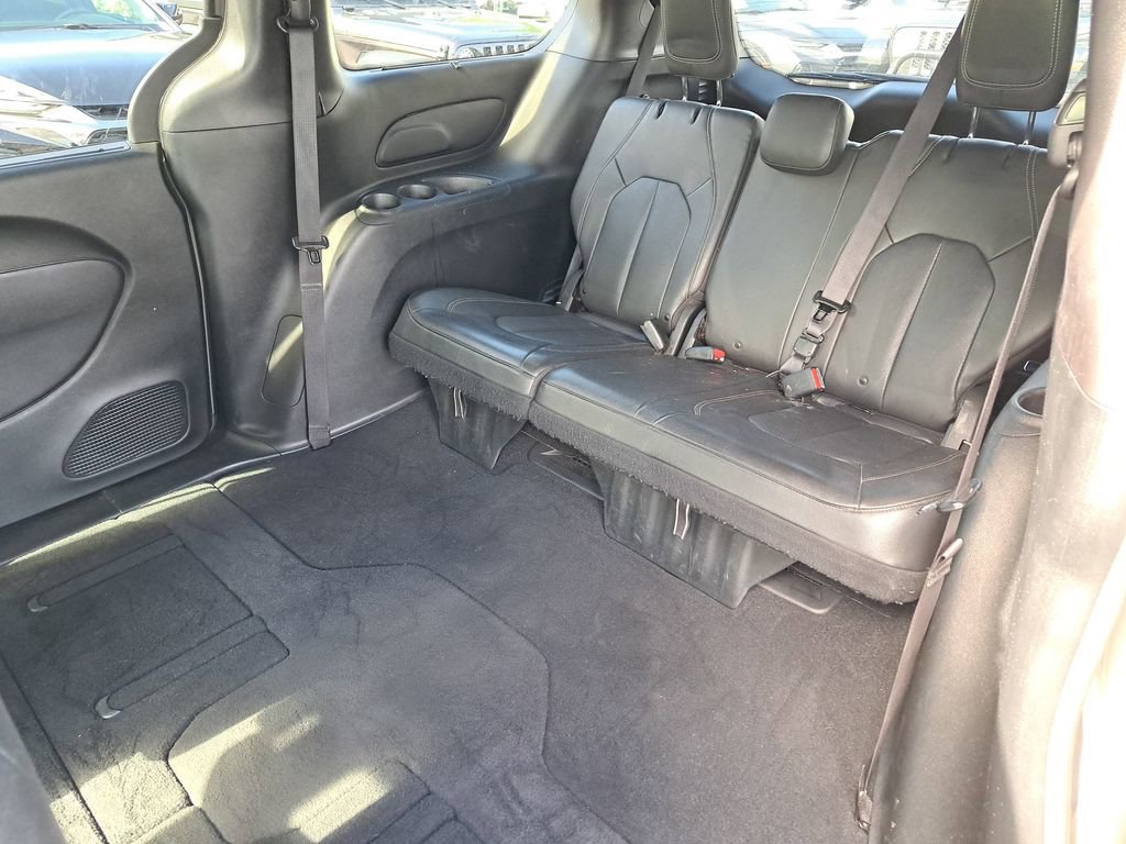 Used 2020 Chrysler Pacifica Touring-L w/ S Appearance Package image 9
