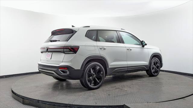 Used 2025 Volkswagen Taos SE w/ Panoramic Sunroof Package FWD image 8