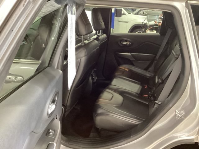 Used 2019 Jeep Cherokee Latitude Plus w/ Comfort/Convenience Group AWD/4WD image 11