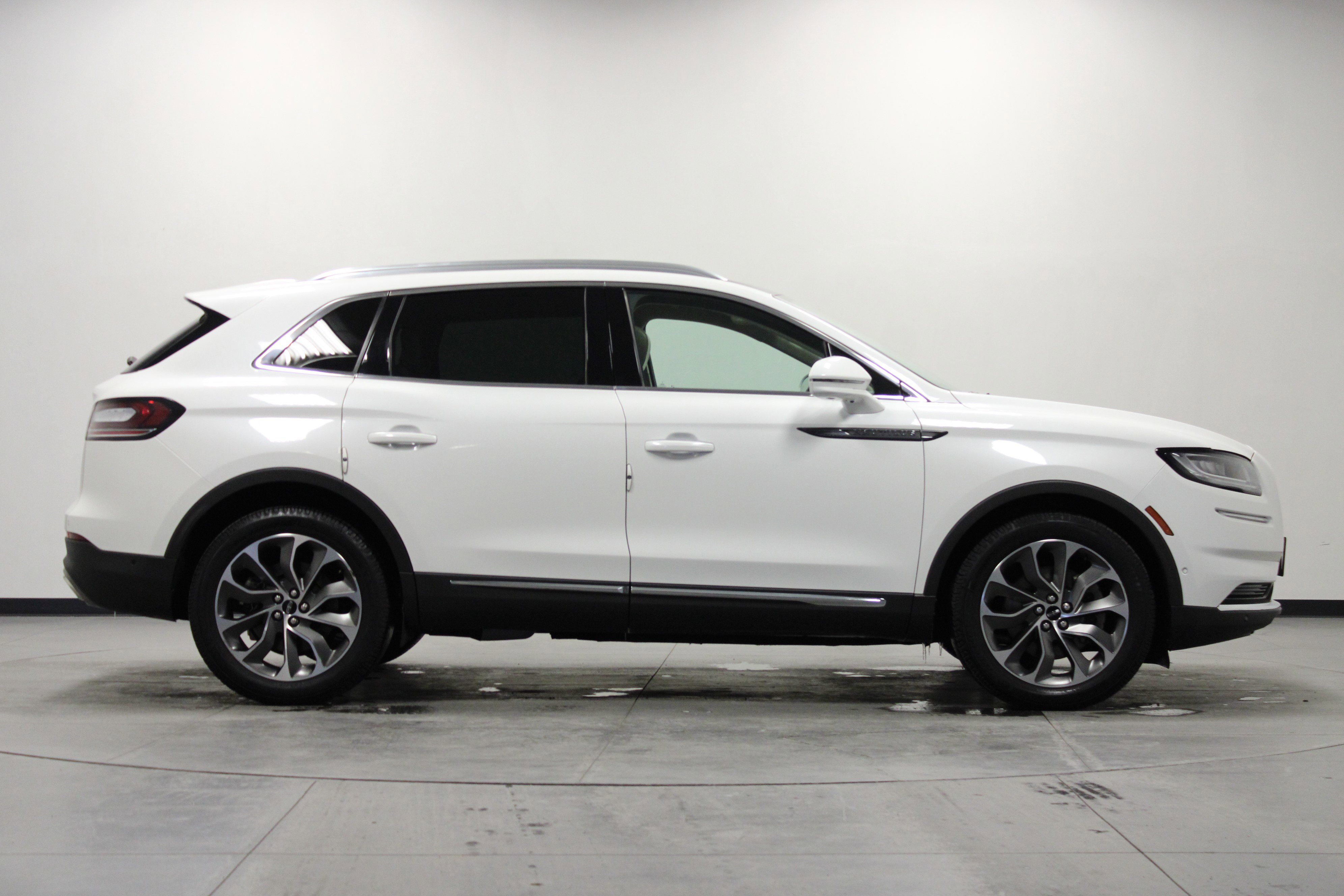 Used 2021 Lincoln Nautilus Reserve w/ Equipment Group 201A image 3