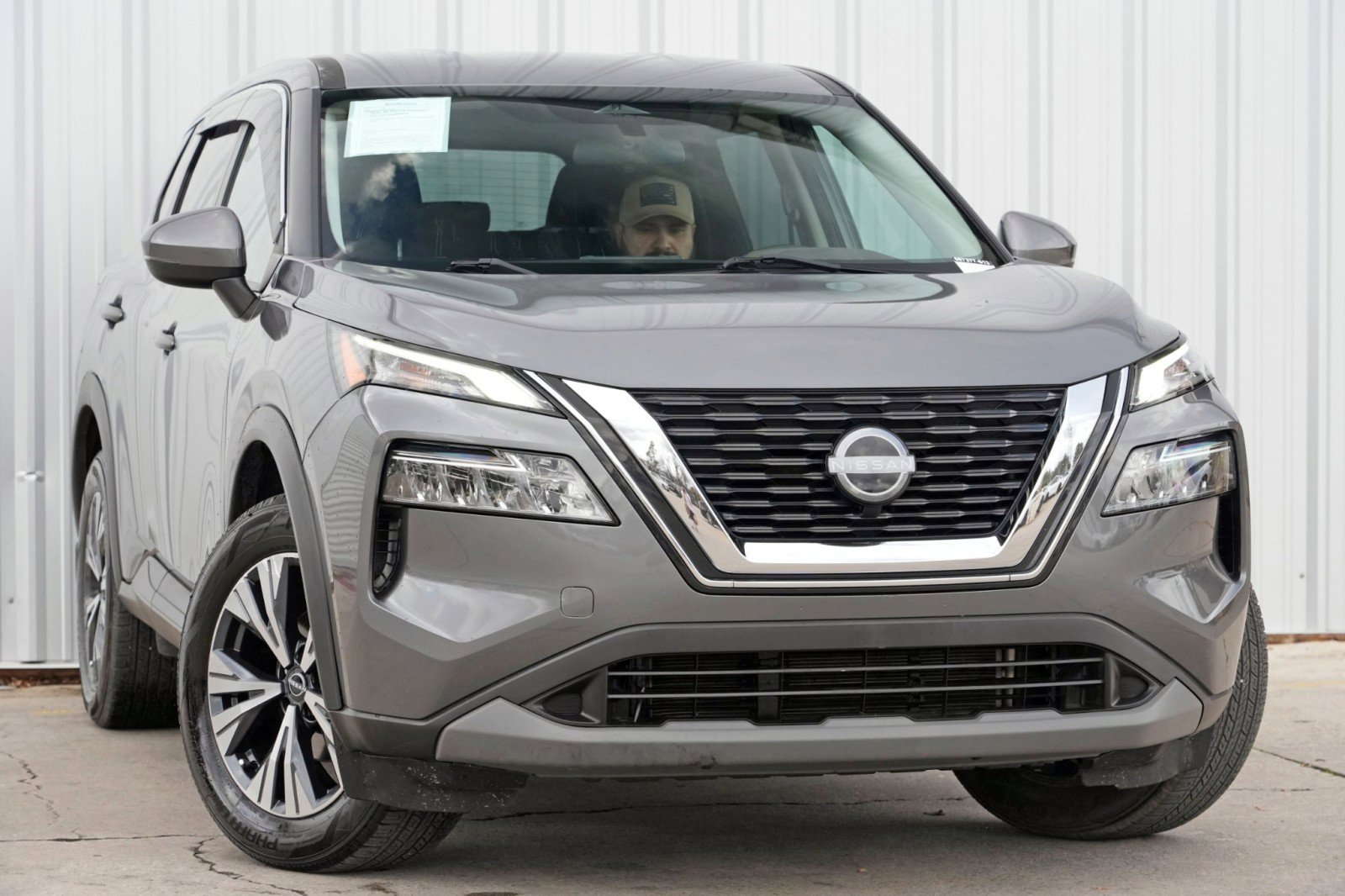 Used 2022 Nissan Rogue SV image 2