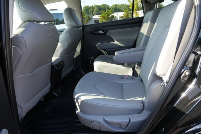 Used 2023 Toyota Highlander XLE FWD image 16