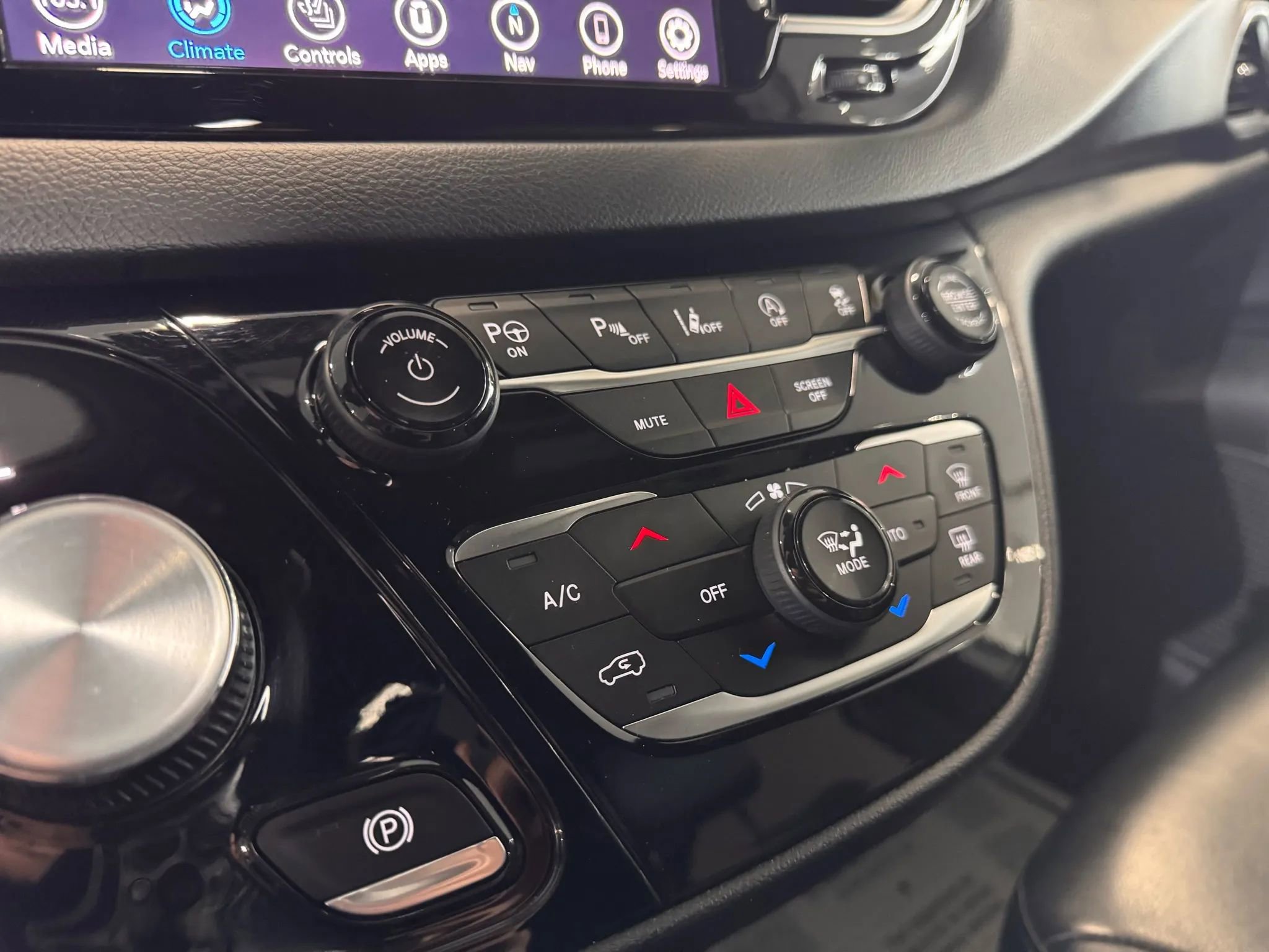 Used 2019 Chrysler Pacifica Touring-L Plus w/ Advanced Safetytec Group FWD image 37