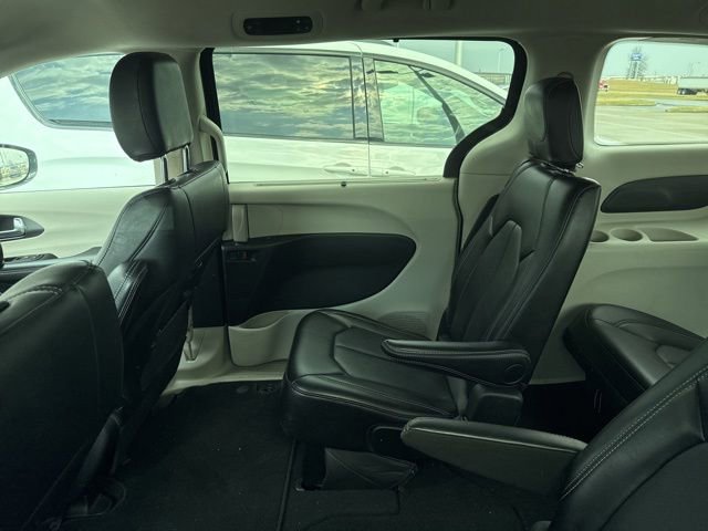 Used 2024 Chrysler Pacifica Touring-L image 28