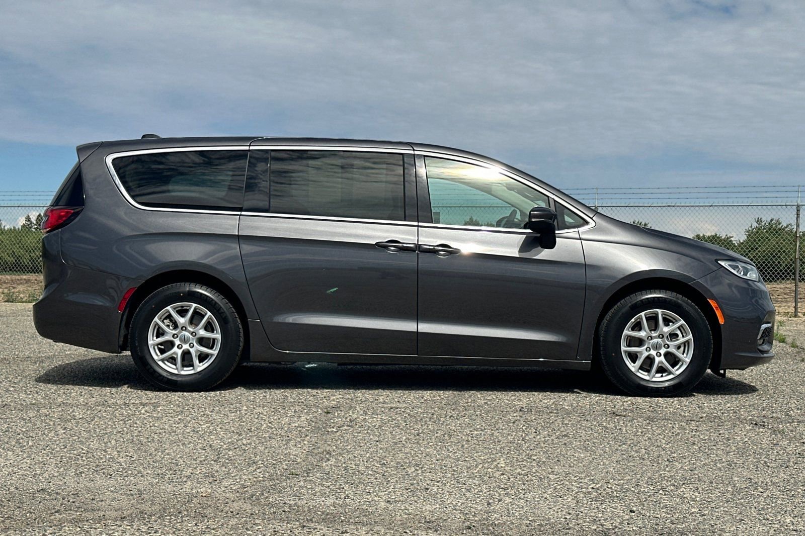 Used 2023 Chrysler Pacifica Touring-L FWD image 7