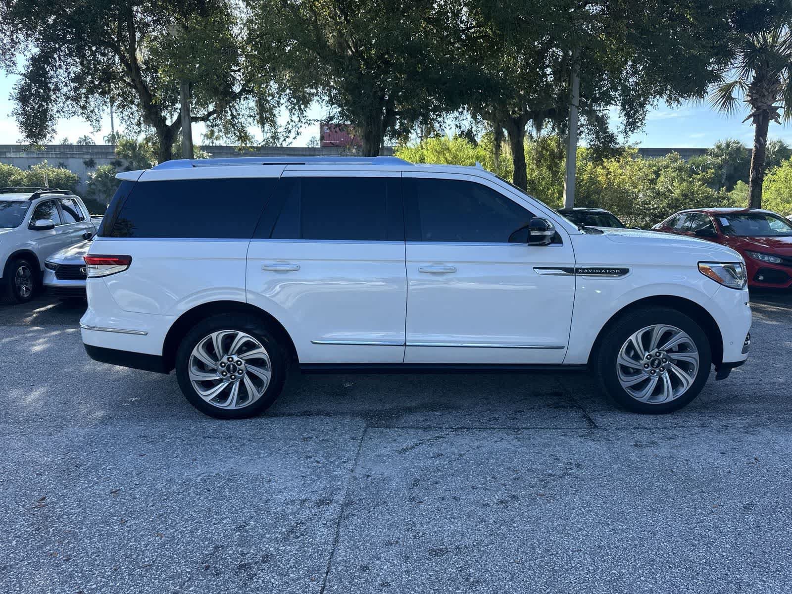 Used 2024 Lincoln Navigator Reserve AWD/4WD image 7
