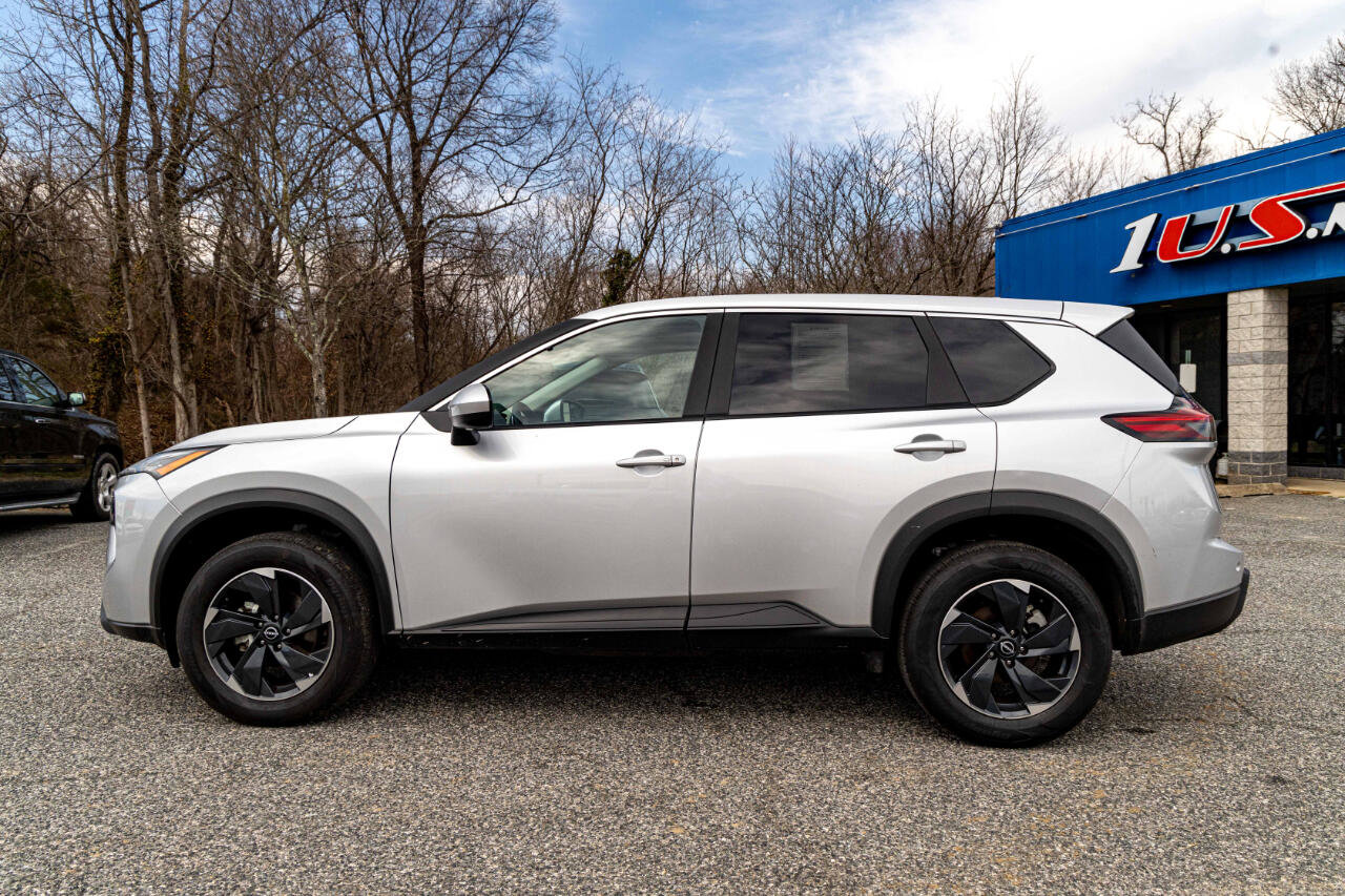 Used 2024 Nissan Rogue SV image 3