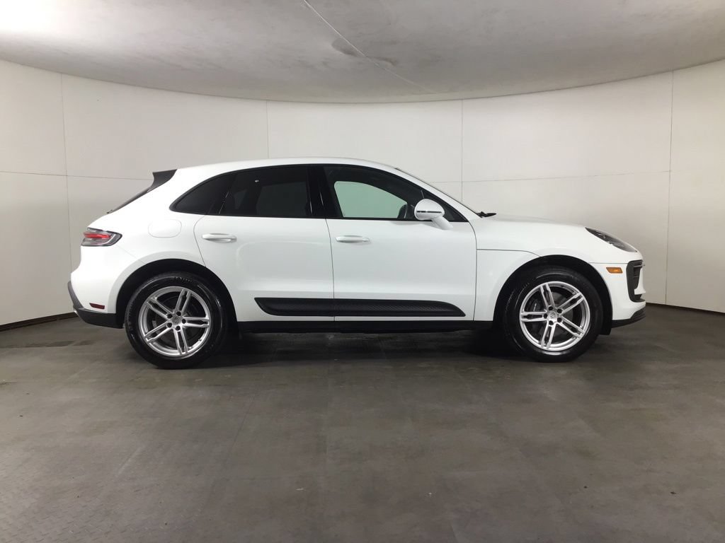Certified 2024 Porsche Macan AWD/4WD image 8