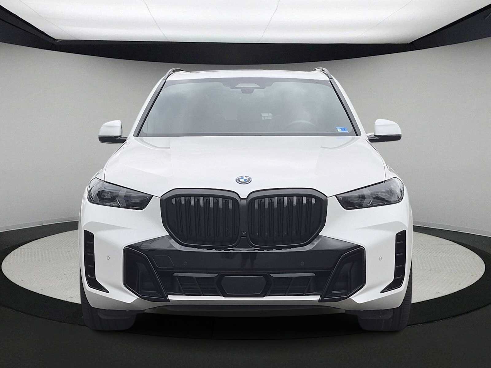 Used 2024 BMW X5 xDrive50e w/ Executive Package AWD/4WD image 3