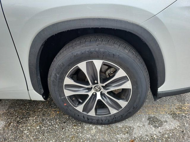 Used 2022 Toyota Highlander XLE FWD image 10