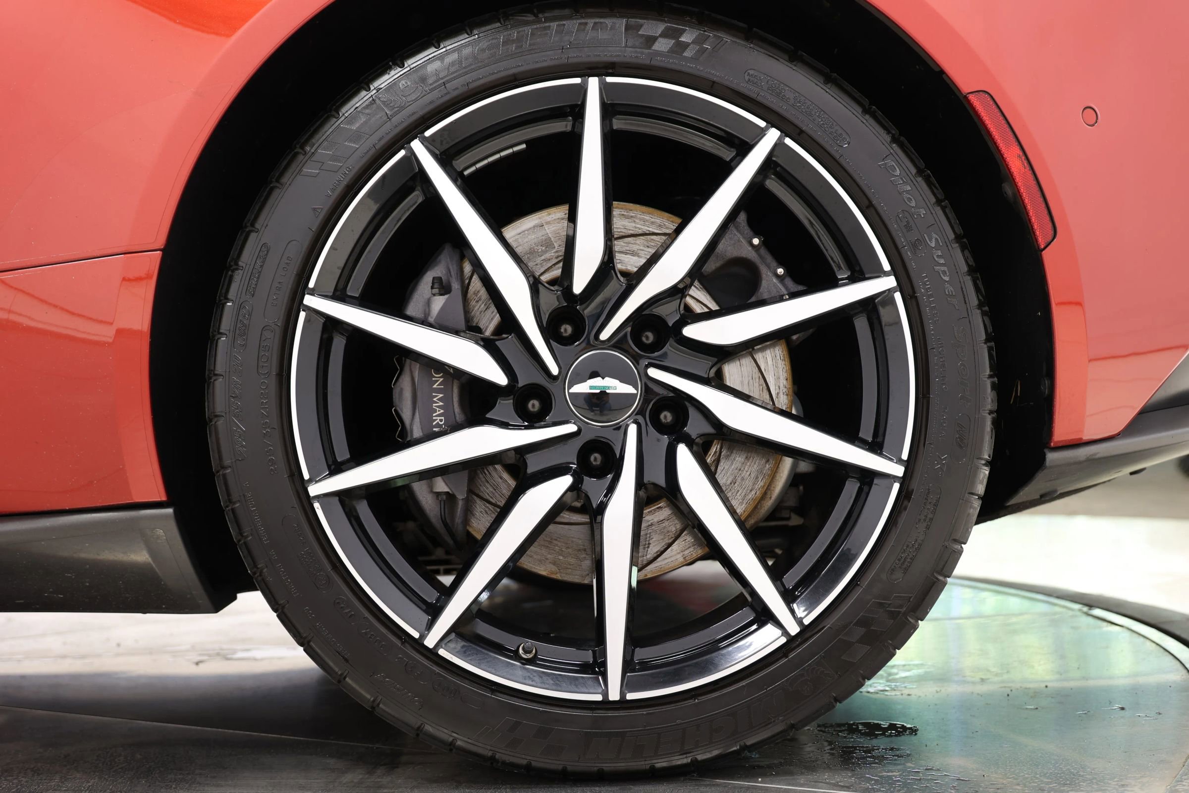 Used 2018 Aston Martin DB11 V12 image 87